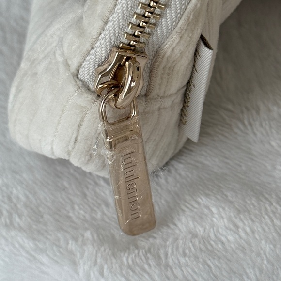 NWT Lululemon Everywhere Belt Bag Corduroy, Bone/Gold, 1L - Picture 9 of 13